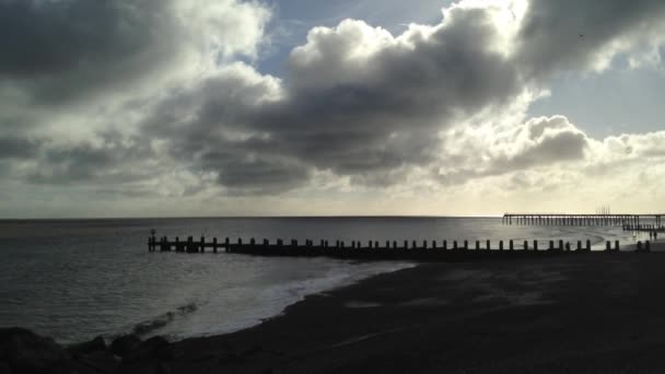 Üres strand naplementekor az angol tengerparton - Felvétel, videó