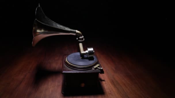lähikuva kuvamateriaalia vintage vinyyli levysoitin mustalla taustalla taustavalaistu - Materiaali, video