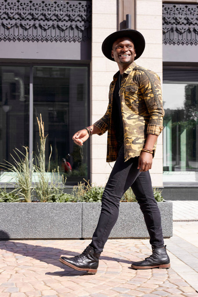 african american famous man walk in city streets, wearing fashionable clothes - Foto, imagen