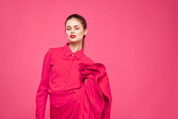 Donna su uno sfondo rosa in vestiti alla moda e brillante modello di acconciatura trucco Copy Space - Foto, immagini