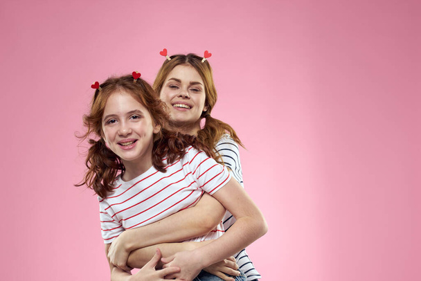 Fröhlich Mutter und Tochter Freude Lifestyle-Studio rosa Hintergrund Familie - Foto, Bild