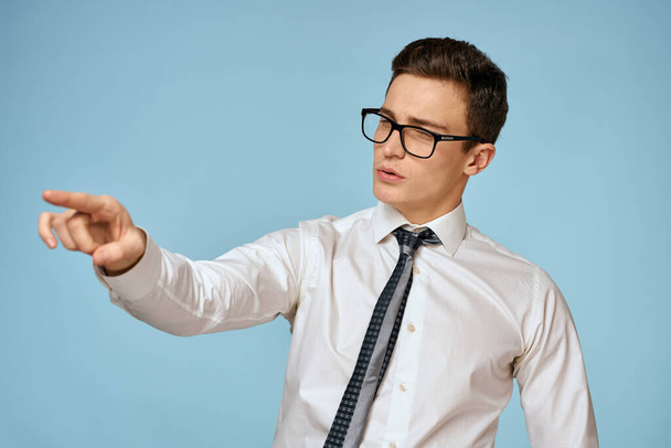 Деловой человек белая рубашка галстук очки уверенность в себе официальный синий фон - Фото, изображение