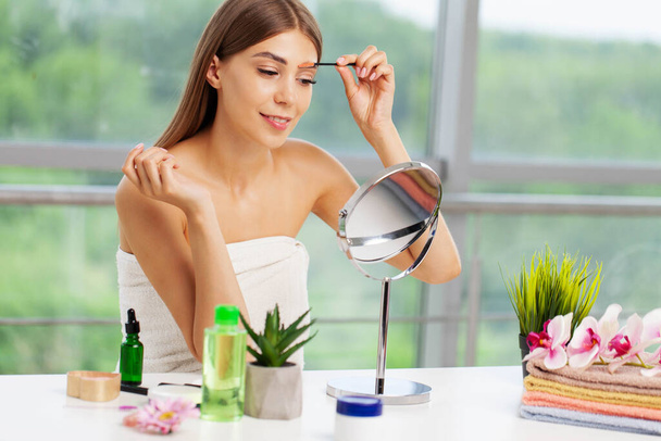 Hezká žena používá make-up v koupelně elitního bytu - Fotografie, Obrázek