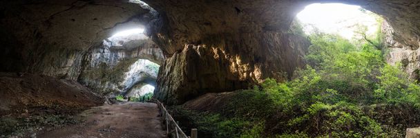 Immagine della grotta Devetashka, vicino Lovech, Bulgaria. - Foto, immagini