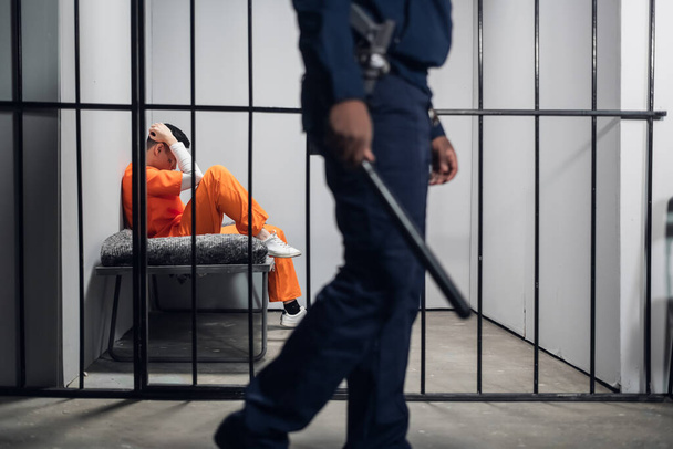 Een mannelijke bewaker bewaakt cellen met gevaarlijke criminelen in een streng beveiligde gevangenis. Gevaarlijk beroep. - Foto, afbeelding