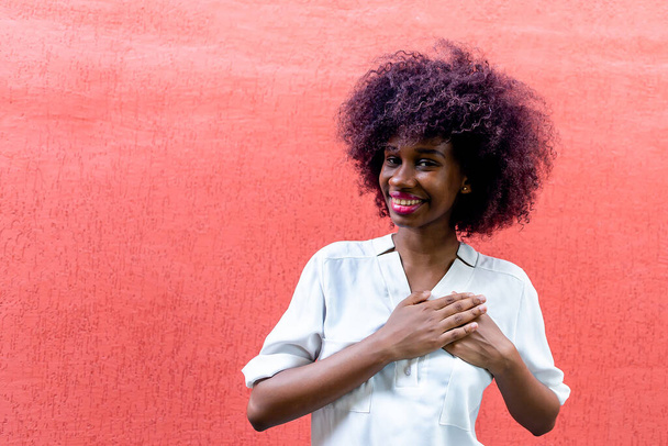 Una donna afroamericana fa un gesto di gratitudine - Foto, immagini