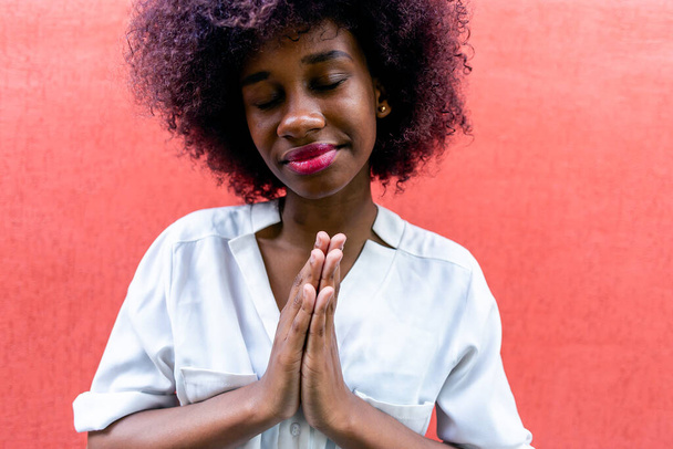 Eine afroamerikanische Frau macht eine Geste der Dankbarkeit - Foto, Bild