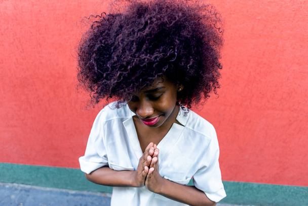 Una mujer afroamericana hace un gesto de gratitud - Foto, Imagen