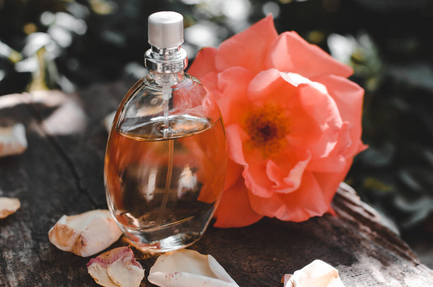 Parfüm palack virágokkal természetes zöld alapon. - Fotó, kép