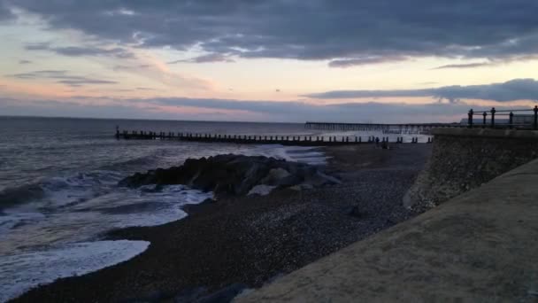 Пустой пляж на закате на английском побережье - Кадры, видео