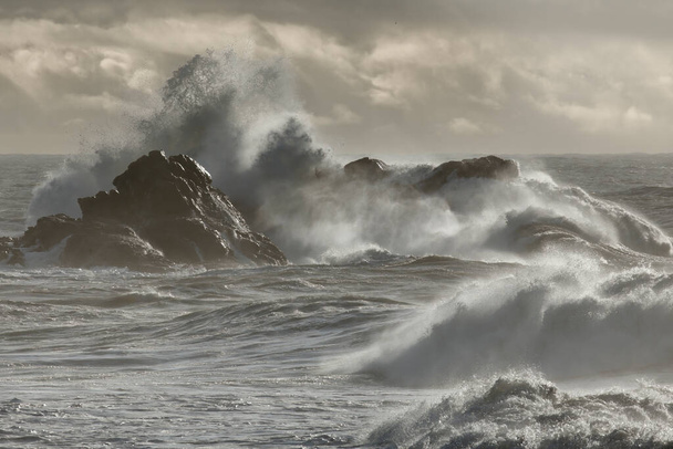Las tormentosas olas del mar salpican. Acantilados de la costa norte portuguesa. - Foto, imagen