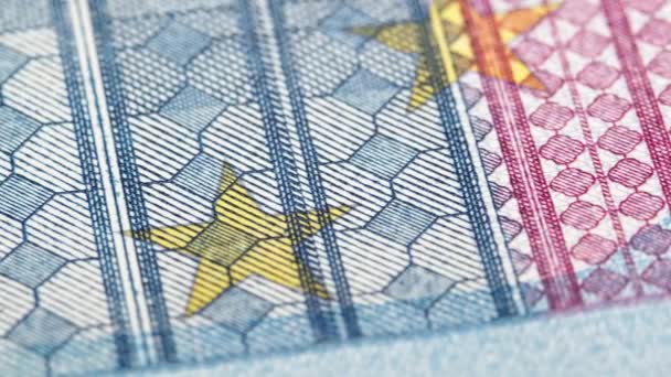 Fragment modré eurobankovky. detailní záběr části malých detailů - Záběry, video
