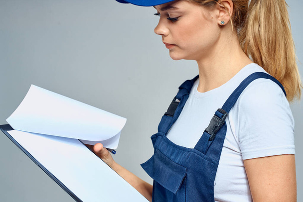 Mensajería de mujer en documentos uniformes entrega de servicios - Foto, imagen