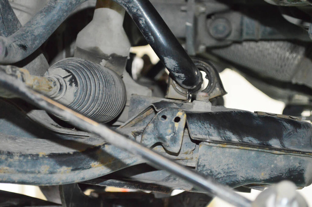 Sostituzione delle boccole dello stabilizzatore anteriore su un'auto in un'officina di riparazione auto - Foto, immagini