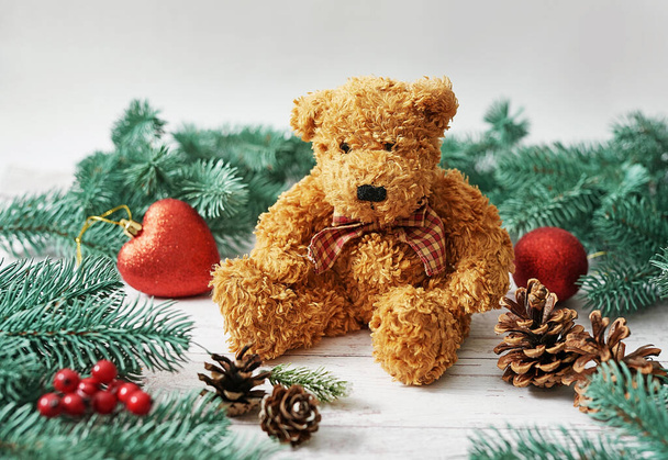 Veselé Vánoce, měkoučký medvídku. Dárky, jedle větve na bílém pozadí Zimní dovolená. Luxusní novoroční dárek. Vánoční oslava. Vánoční maketa - Fotografie, Obrázek