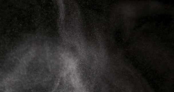 Polvere isolata su fondo nero - Filmati, video