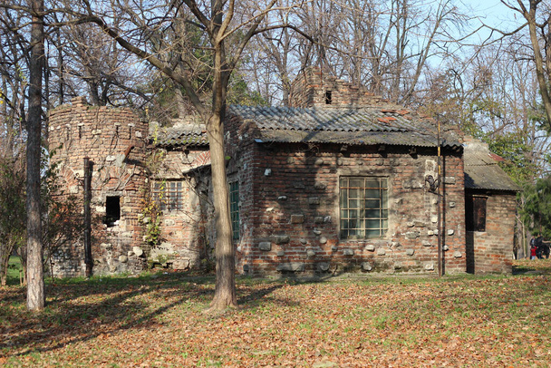 Una casa in rovina dei vecchi tempi fatta di mattoni e vecchio stile di costruzione situata nel parco Kalemegdan di Belgrado - Foto, immagini