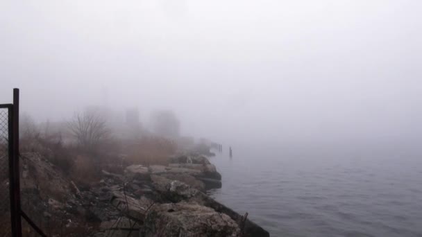 mist op rivier met boten in afstand herfst stenen - Video