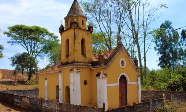 Kaplica Najświętszego Serca Jezusowego u podstawy Pico do Gavio in guas da Prata - SP - Brazylia - Zdjęcie, obraz