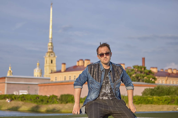 Young man in sunglasses is travelling over Saint-Petersburg, Russia. Caucasian male traveler 27 years old. - Zdjęcie, obraz