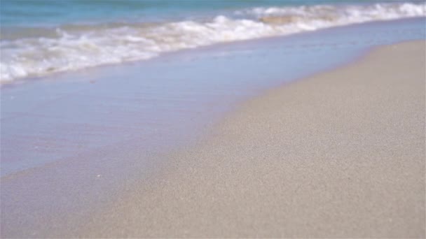 Idilli trópusi strand fehér homokkal, türkiz tengervízzel és gyönyörű színes égbolttal - Felvétel, videó