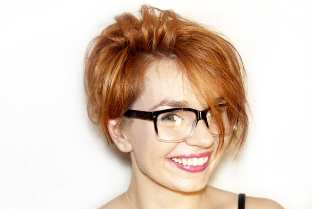 mosolygós vörös hajú nő, szemüveg - Fotó, kép