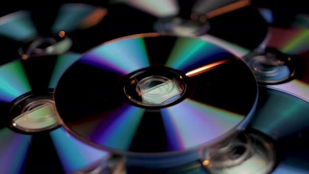 CD et DVD Multimédia numérique et stockage de données. Gros plan sur les supports enregistrables - Séquence, vidéo