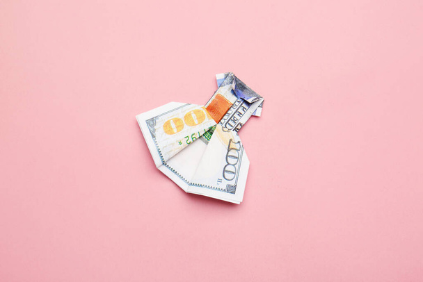 Abito Origami in banconota da un dollaro su sfondo a colori - Foto, immagini