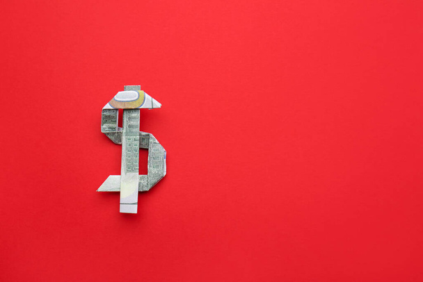 Figura en origami hecha de billetes de dólar sobre fondo de color - Foto, Imagen