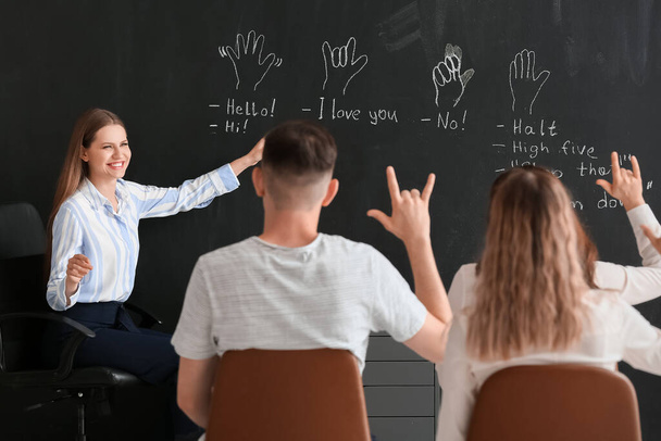 Tanár tanfolyamok siket némák számára az osztályteremben - Fotó, kép