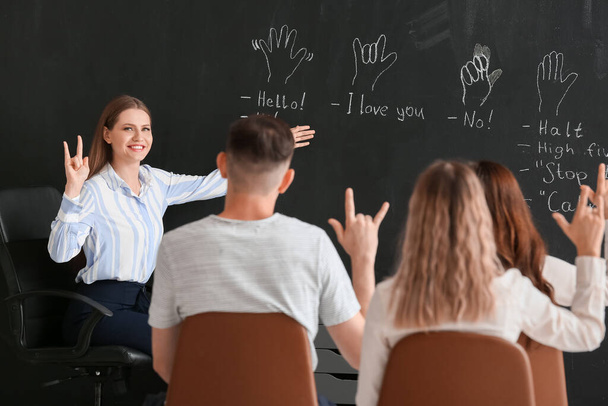 Lehrer gibt Kurse für taubstumme Menschen im Klassenzimmer - Foto, Bild