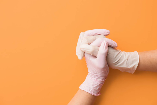 Gestionar las manos con guantes protectores sobre fondo de color - Foto, imagen