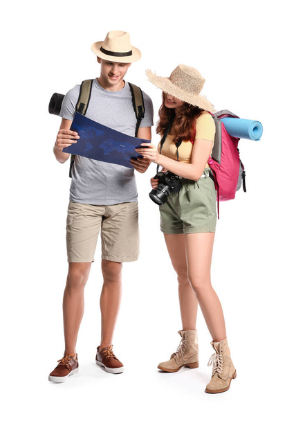 Paar Touristen mit Karte auf weißem Hintergrund - Foto, Bild