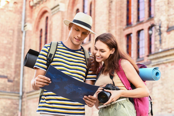 Couple de touristes avec carte sur la rue de la ville - Photo, image