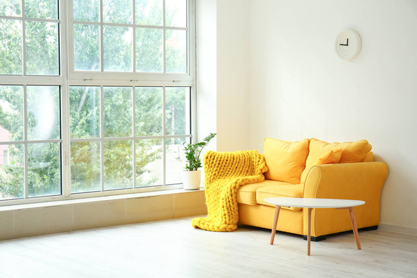 Εσωτερικό του σύγχρονου δωματίου με καναπέ κοντά στο παράθυρο - Φωτογραφία, εικόνα