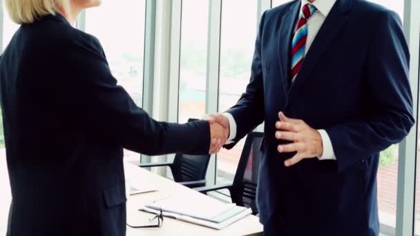 Zakenmensen handdruk met vriend op kantoor tonen vertrouwen, vriendschap en succes viering . - Video