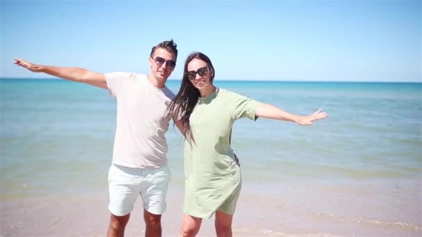 Νεαρό ζευγάρι σε λευκή παραλία κατά τη διάρκεια των καλοκαιρινών διακοπών. - Πλάνα, βίντεο