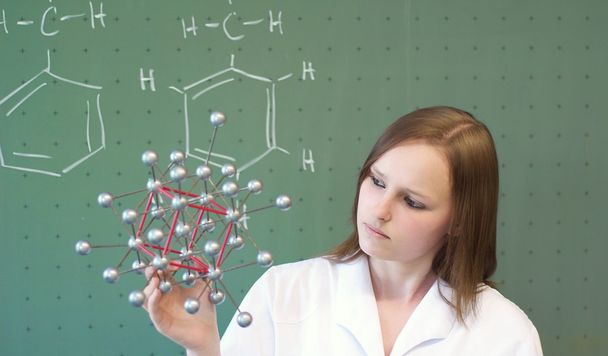 Woman analyzes a molecular model in lab - Fotoğraf, Görsel