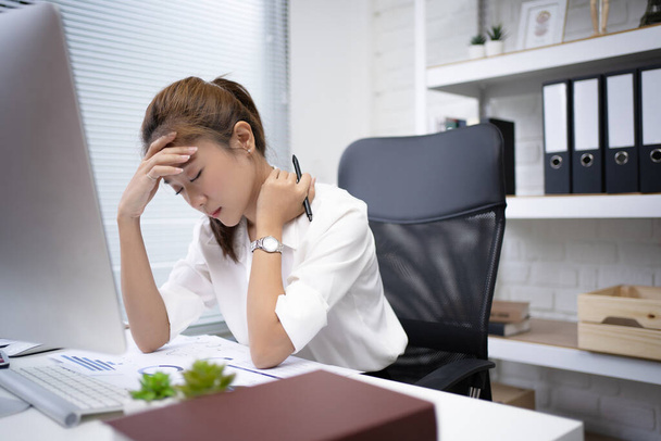 İş kadını işten dolayı stresli, ofiste. Yorgun hissetti ve dinlenmek istedi.. - Fotoğraf, Görsel
