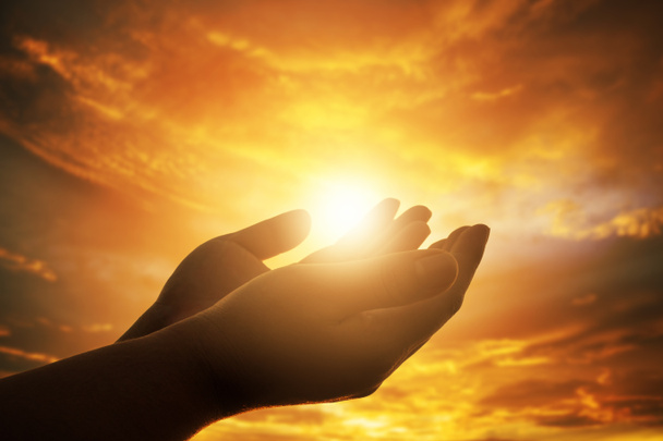 Menselijke handen openen palm-up aanbidding. Eucharistietherapie God die berouw helpt tonen Katholiek Pasen Gedachtengebed. Christelijke Religie concept achtergrond. vechten en overwinning voor God - Foto, afbeelding