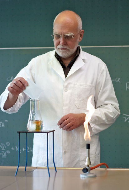 δάσκαλος μείγματα χημικών ουσιών σε ένα εργαστήριο - Φωτογραφία, εικόνα