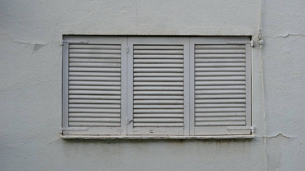 ventana cerrada con persianas blancas - Foto, Imagen
