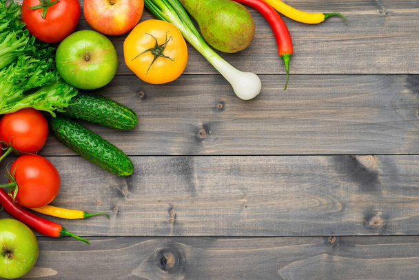 Healthy eating ingredients: fresh vegetables, fruits and superfood. Nutrition, diet, vegan food concept. Wooden background - Foto, afbeelding