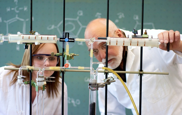 Profesor y estudiante en un laboratorio
 - Foto, imagen