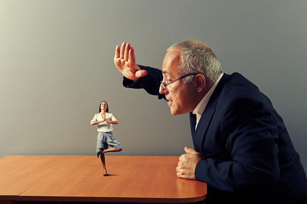 Босс злится на спокойную деловую женщину
 - Фото, изображение