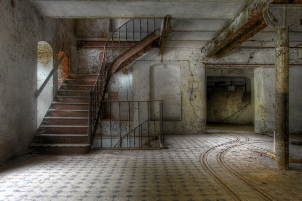 Ancien escalier dans une salle abandonnée
 - Photo, image