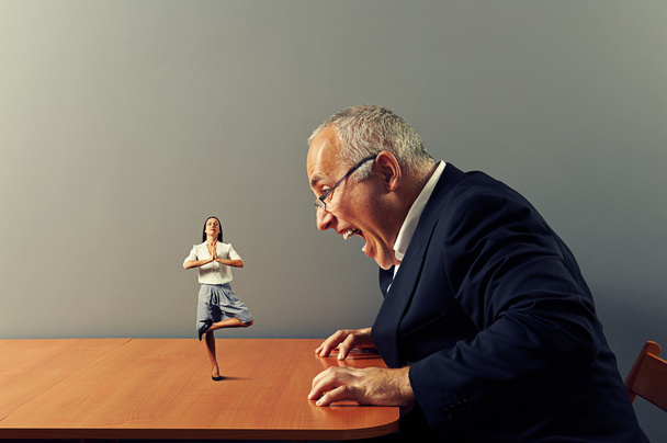 мужчина кричит на женщину на столе
 - Фото, изображение