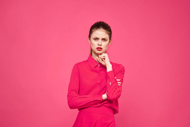 Mujer sobre un fondo rosa en ropa de moda y maquillaje brillante modelo de peinado Copiar espacio - Foto, Imagen