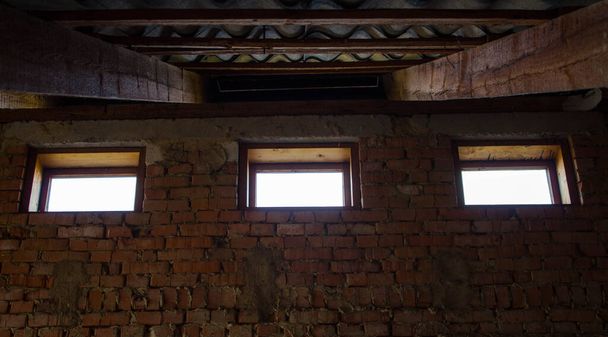 старая кирпичная стена с тремя окнами - Фото, изображение