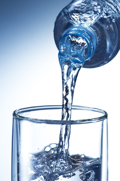 Воду налить в стакан
 - Фото, изображение